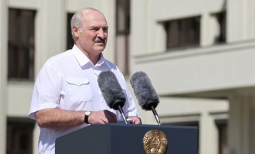 Poruszony Łukaszenka na wiecu: "pierwszy raz w życiu klęczę przed wami!"