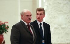 Łukaszenka uzbroił swojego 16-letniego syna po zęby