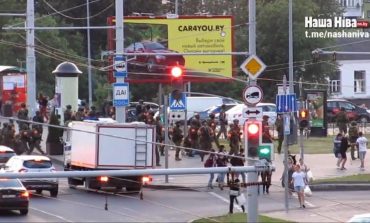 W czasie protestów w Mińsku pacyfikator z jednostek specjalnych celowo postrzelił dziennikarkę (WIDEO)