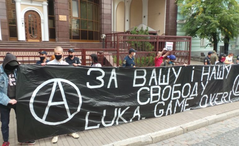 Przed ambasadą Białorusi w Kijowie Ukraińcy manifestowali poparcie dla Białorusinów. Doszło do przepychanek