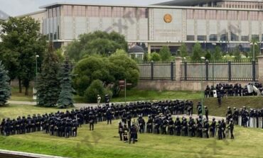 Z ostatniej chwili: Łukaszenko odleciał śmigłowcem ze swojego pałacu, a jego pałkarze odgrodzili budynek