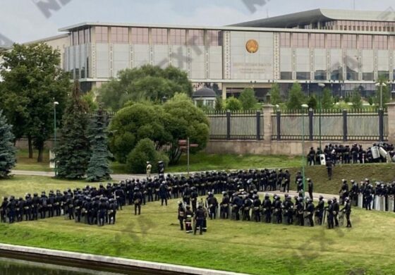 Z ostatniej chwili: Łukaszenko odleciał śmigłowcem ze swojego pałacu, a jego pałkarze odgrodzili budynek