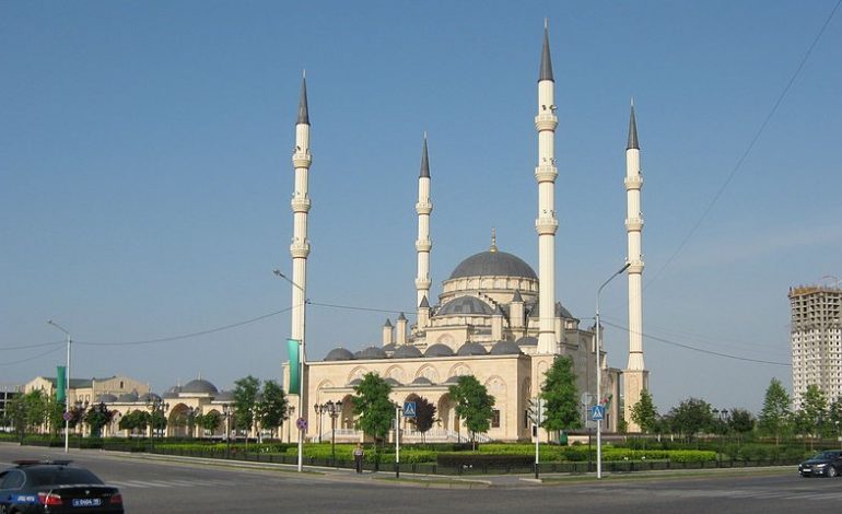 Czeczeński duchowny popiera tortury i nazywa ich ofiarę „plugawym stworzeniem”