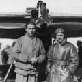 Pilot Franciszek Żwirko (z prawej) i konstruktor lotniczy Stanisław Wigura przed samolotem RWD-4 podczas III Krajowego Konkursu Awionetek w Warszawie.źr Wikipedia, fotografia ze zbiorów Narodowego Archiwum Cyfrowego (domena publiczna)