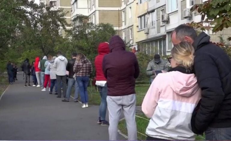 W długich kolejkach i odpłatnie. Jak Kijowianie wykonują testy na koronawirusa