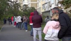 W długich kolejkach i odpłatnie. Jak Kijowianie wykonują testy na koronawirusa