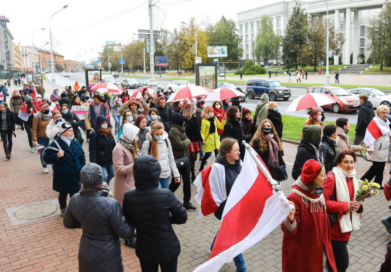 W Mińsku nie słabną protesty: OMON zatrzymał studentów i kobiety (WIDEO)