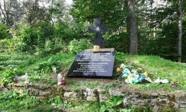 Zełenski: Polska odnowiła zniszczoną przez wandali płytę pamiątkową na mogile bojowców UPA w Werchracie