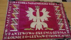 Zaginiony sztandar szkoły w Żyrowicach z 1936 roku wrócił na Podlasie