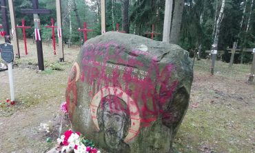 „Przywrócimy praktyki NKWD” – w Kuropatach zbezczeszczono pomnik ofiar stalinizmu