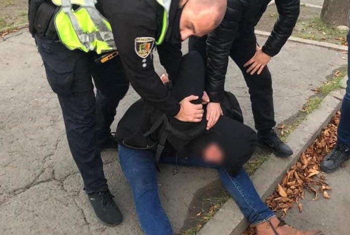 W Krzywym Rogu osobnik z nożem zaatakował na ulicy. Zabił dwie osoby, osiem ranił