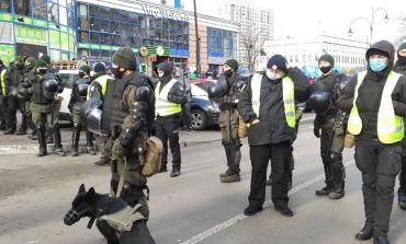 W Kijowie policja otoczyła kordonem ambasadę USA. Przyczyną pobliski mityng emerytów pod egidą prorosyjskiej partii