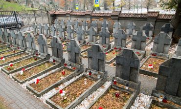 Wilno: Zniknęły biało-czerwone wstęgi z nagrobków polskich żołnierzy