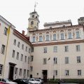Wejście centralne na Uniwersytet Wileński. Południowa strona dziedzińca biblioteki. Zdjęcie: Algirdas