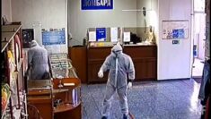 W Rosji rabusie w kombinezonach przeciwkoronawirusowych i przy wtórze rosyjskiego hymnu splądrowali lombard (WIDEO)