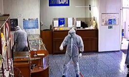 W Rosji rabusie w kombinezonach przeciwkoronawirusowych i przy wtórze rosyjskiego hymnu splądrowali lombard (WIDEO)