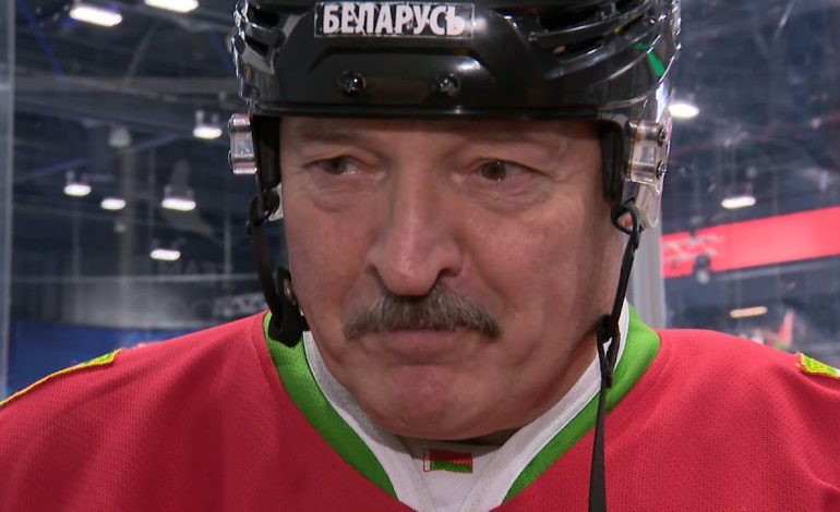 Propagandowa porażka i osamotnienie Łukaszenki po decyzji IIHF