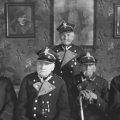 Grupa weteranów w schronisku dla weteranów Powstania Styczniowego w Krakowie. Siedzą od lewej: Jan Nożyczkowski, Józef Nowak, Tomasz Pawłowski, Karol Humowiecki, stoi Walenty Będkowski, styczeń 1932Foto: Narodowe Archiwum Cyfrowe