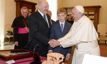 Papież Franciszek przekazał 100 tys. euro migrantom na granicy białorusko-polskiej