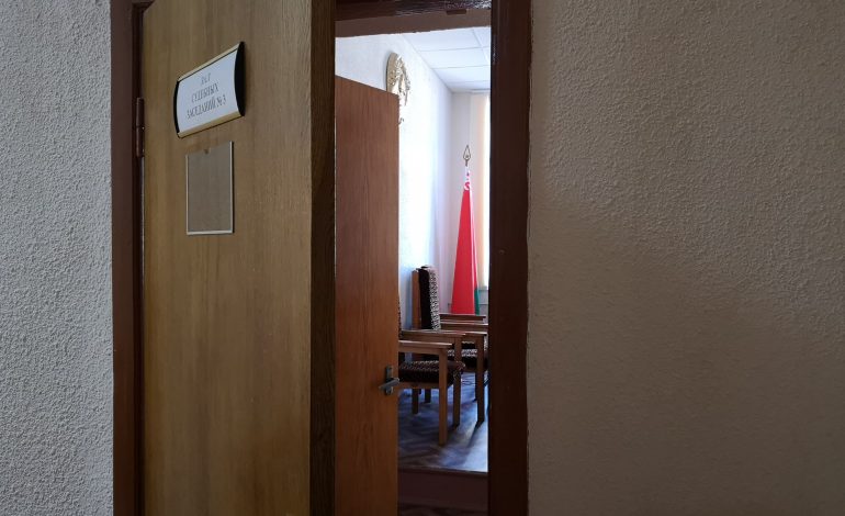 “Włożyli mi worek na głowę, bili i gwałcili milicyjną pałką”. W Mińsku rozpoczął się proce o pobicie OMON-owca