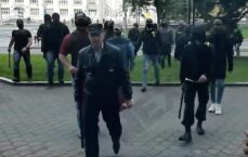 “Usuniemy te szumowiny z ulicy”. Wiceszef białoruskiego MSW zapowiedział wydanie śmiercionośnej broni łukaszenkowskim „bojówkom”