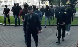 "Usuniemy te szumowiny z ulicy". Wiceszef białoruskiego MSW zapowiedział wydanie śmiercionośnej broni łukaszenkowskim „bojówkom”