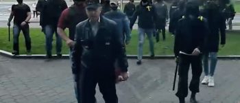 Nikołaj Karpienkow paluje na demonstrantów
