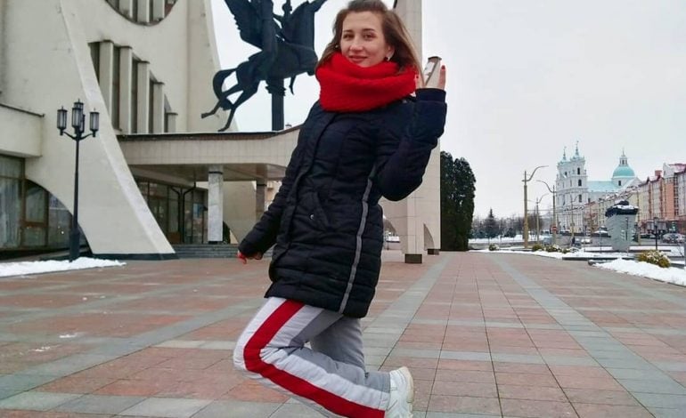 Grodno: Wysoka grzywna dla dziewczyny, bo „kolor jej spodni narusza sytuację społeczno-polityczną” na Białorusi