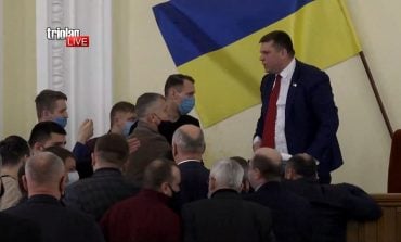 Niewielka draka w Radzie Miejskiej Charkowa: deputowani gwałtownie odebrali głos przedstawicielowi prorosyjskiej „Platformy” (WIDEO)