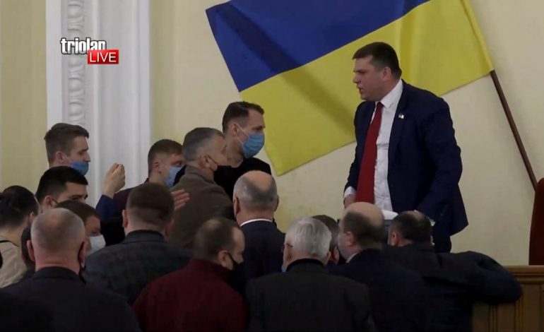 Niewielka draka w Radzie Miejskiej Charkowa: deputowani gwałtownie odebrali głos przedstawicielowi prorosyjskiej „Platformy” (WIDEO)