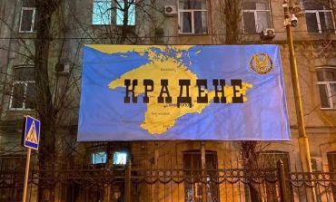 Naprzeciw rosyjskiego konsulatu w Charkowie pojawił się wymowny baner z Półwyspem Krymskim