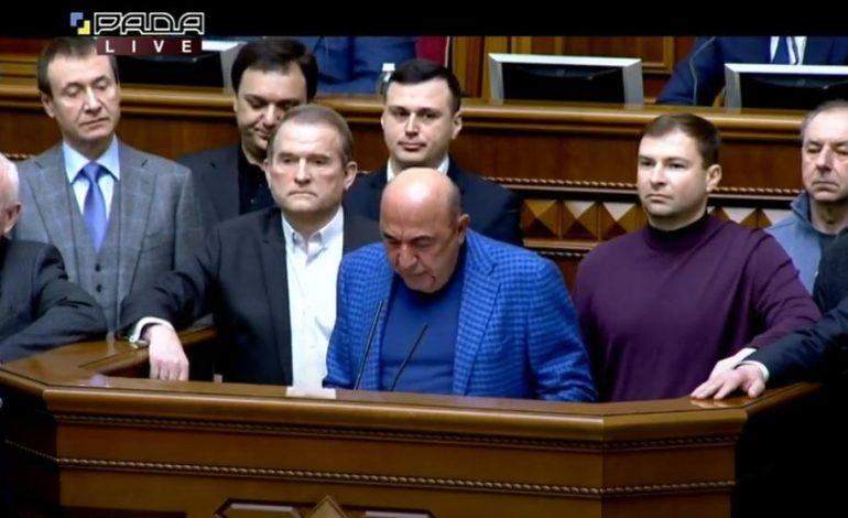 W odpowiedzi na sankcje wobec deputowanego Tarasa Kozaka jego partia chce odsunięcia od władzy prezydenta Zełenskiego