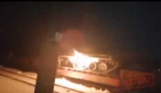 „W proteście przeciwko bezczynności armii”. W Mińsku spalono czołg T-72 (WIDEO)