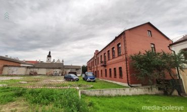 W dawnej szkole Ryszarda Kapuścińskiego w Pińsku powstaje hotel