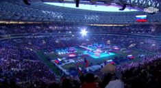 Putin i dziesiątki tysięcy widzów świętowali na moskiewskim stadionie na Łużnikach 7. rocznicę przyłączenia Krymu do Rosji. Maski – jak kto chciał