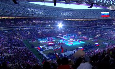 Putin i dziesiątki tysięcy widzów świętowali na moskiewskim stadionie na Łużnikach 7. rocznicę przyłączenia Krymu do Rosji. Maski – jak kto chciał