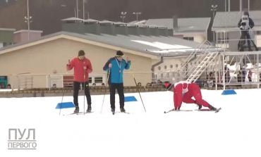 Łukaszenka zwyciężył w ustawionym biegu na nartach biegowych? Jego rywal podejrzanie nie mógł utrzymać się na nogach (WIDEO)