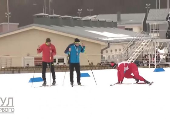 Łukaszenka zwyciężył w ustawionym biegu na nartach biegowych? Jego rywal podejrzanie nie mógł utrzymać się na nogach (WIDEO)