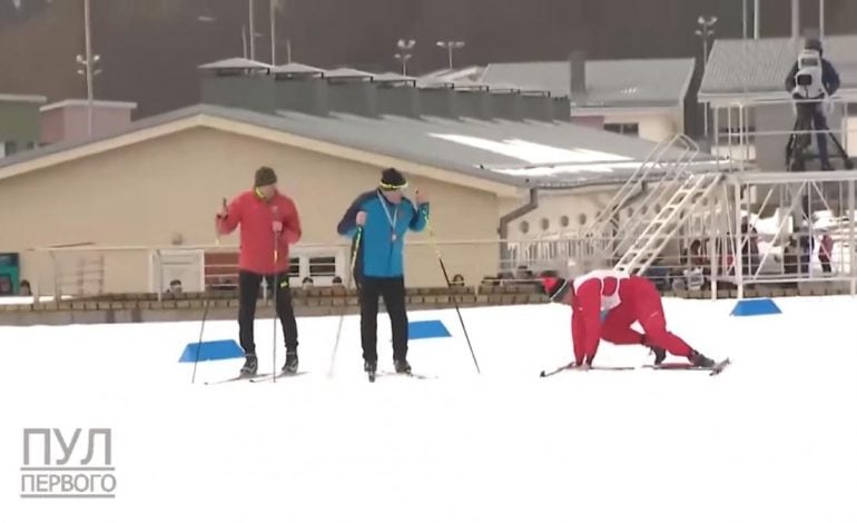 Łukaszenka zwyciężył w ustawionym biegu na nartach biegowych? Jego rywal podejrzanie nie mógł utrzymać się na nogach (WIDEO)
