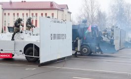 Łukaszyści wyprowadzili na ulice ciężki sprzęt do tłumienia protestów. Po co?