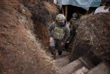 Donbas: Prezydent Zełenski w okopach na pierwszej linii obrony