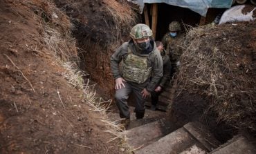 Donbas: Prezydent Zełenski w okopach na pierwszej linii obrony