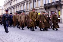 Dzień Pamięci Ofiar Zbrodni Katyńskiej. W Warszawie ruszył Marsz Cieni
