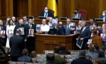 Deputowani z prorosyjskiej partii zaprezentowali w ukraińskim parlamencie swoją wersję akcji „Nieśmiertelny pułk”