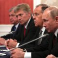 Na zdjęciu Putin, Ławrow i Pieskow. Fot. www.kremlin.ru
