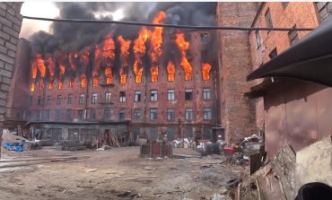 Pożar budynku zabytkowej fabryki w Petersburgu