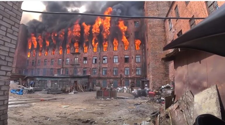 Pożar budynku zabytkowej fabryki w Petersburgu