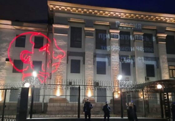 Na budynku ambasady Rosji w Kijowie wyświetlono karykaturę Putina. Moskwa protestuje