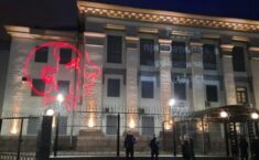 Na budynku ambasady Rosji w Kijowie wyświetlono karykaturę Putina. Moskwa protestuje
