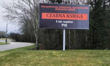 Uderzające w rząd PiS billboardy na Białorusi przy granicy z Polską